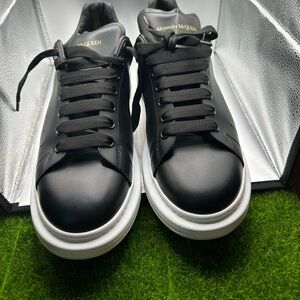 Statement tennis shoes but also casual